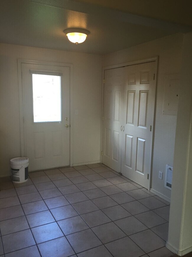 Foto del edificio - Conveniently Located 2 Bed/1.5 Bath Townhome in SW Redmond