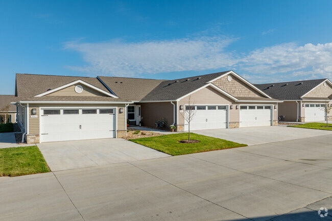 Building Photo - Redwood Bennington