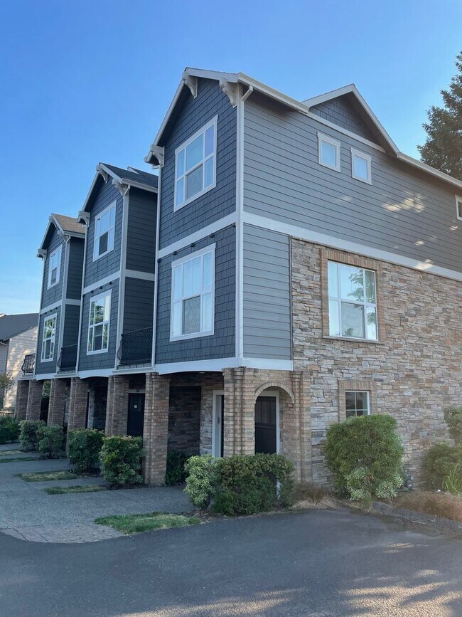 Foto del edificio - Happy Valley Townhome! 2Bed + Den/Office w/ 2.5 Bath ~ Garage, Washer/Dryer ~ Convenient to PDX A...