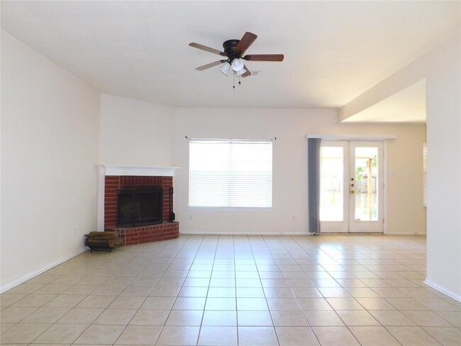 Building Photo - 1120 Lake Haven Dr
