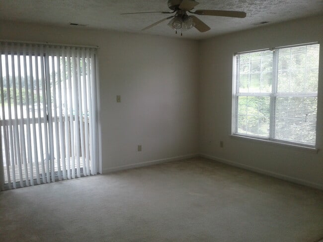 Building Photo - 2 Bedroom 1 Bath Upstairs Unit "Call us about our Move in Special"