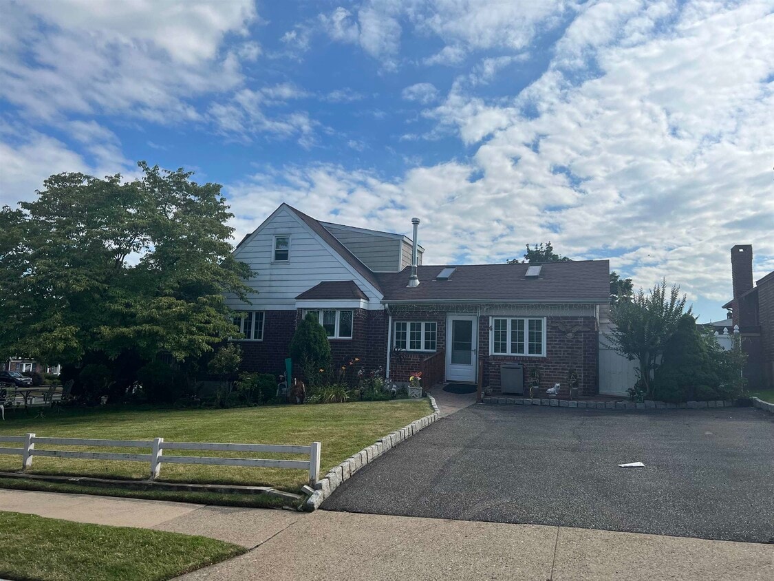 4 Lucille Dr, Lodi, NJ 07644 Condo for Rent in Lodi, NJ