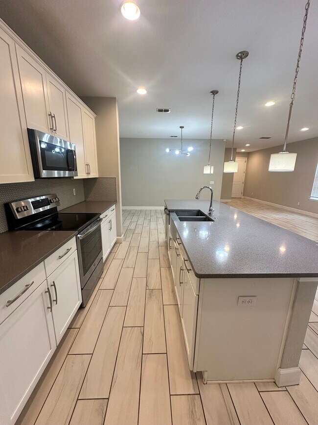 Building Photo - Longwood Townhouse