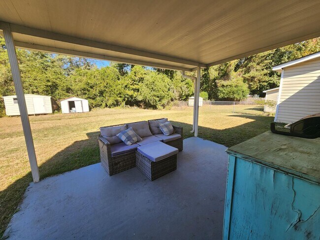 Building Photo - 3 Bedrooms 2 Baths Updated - Move-in Ready...
