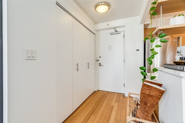 Building Photo - 100 W 39th St