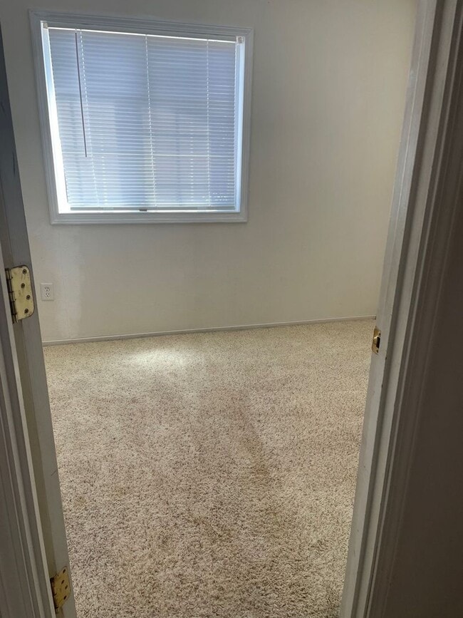 Building Photo - ROSEVILLE HOME FOR  RENT – Spacious 3 Bedroom Home on Large Corner Lot