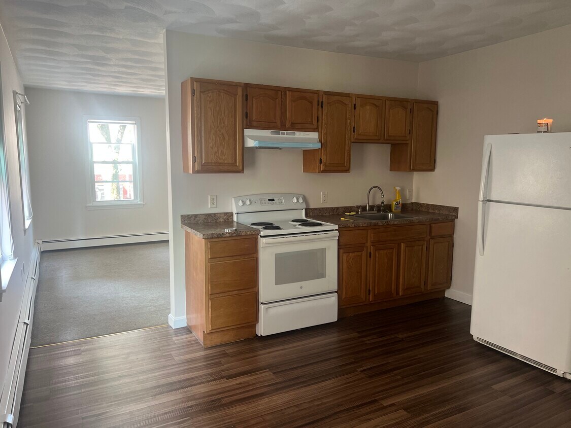 Primary Photo - 143 Putnam St
