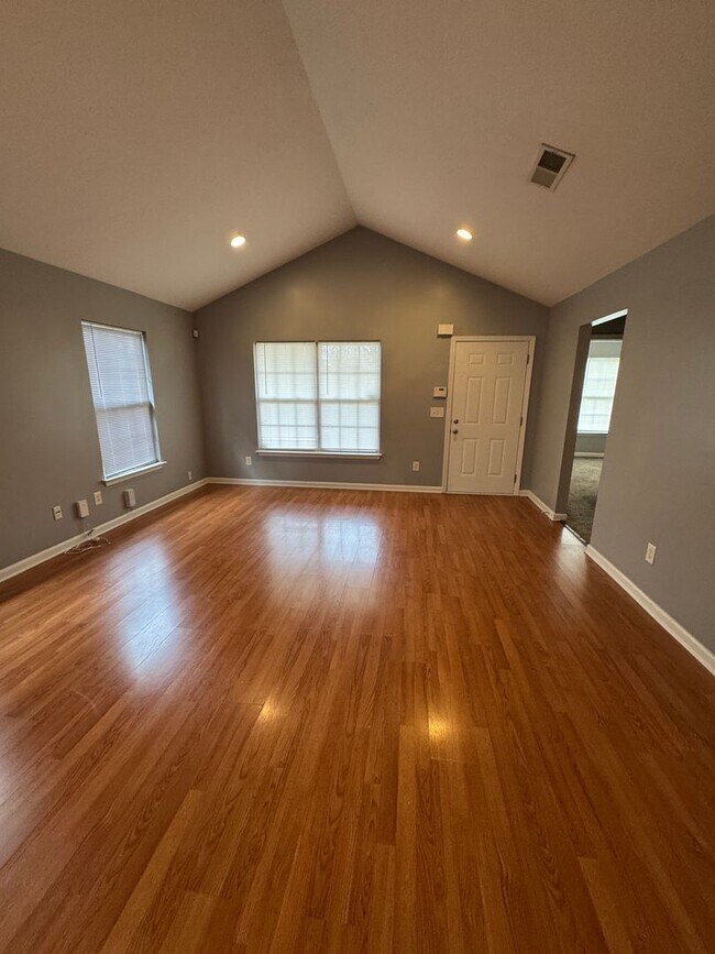 Foto del edificio - RARE 3-bedroom 2 bath single-family home offers the privacy of a house and a fully fenced in yard...