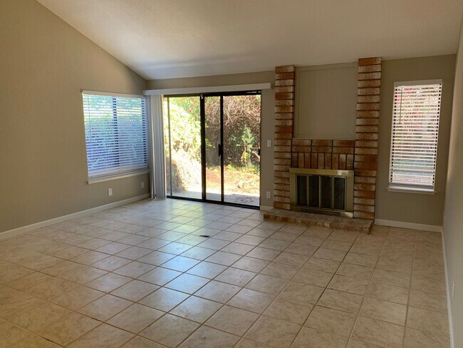 Foto del edificio - One story 4 bedroom home