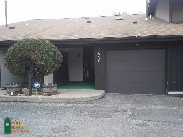 Primary Photo - 1690 McKnight Ln
