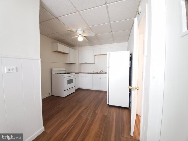 Building Photo - 230 S Davis Ave
