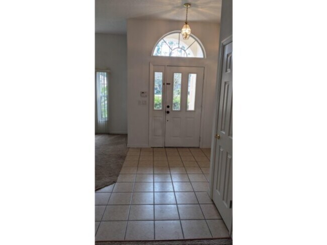 Foto del edificio - Spacious 4 Bedroom House on Cul de Sac, Pa...