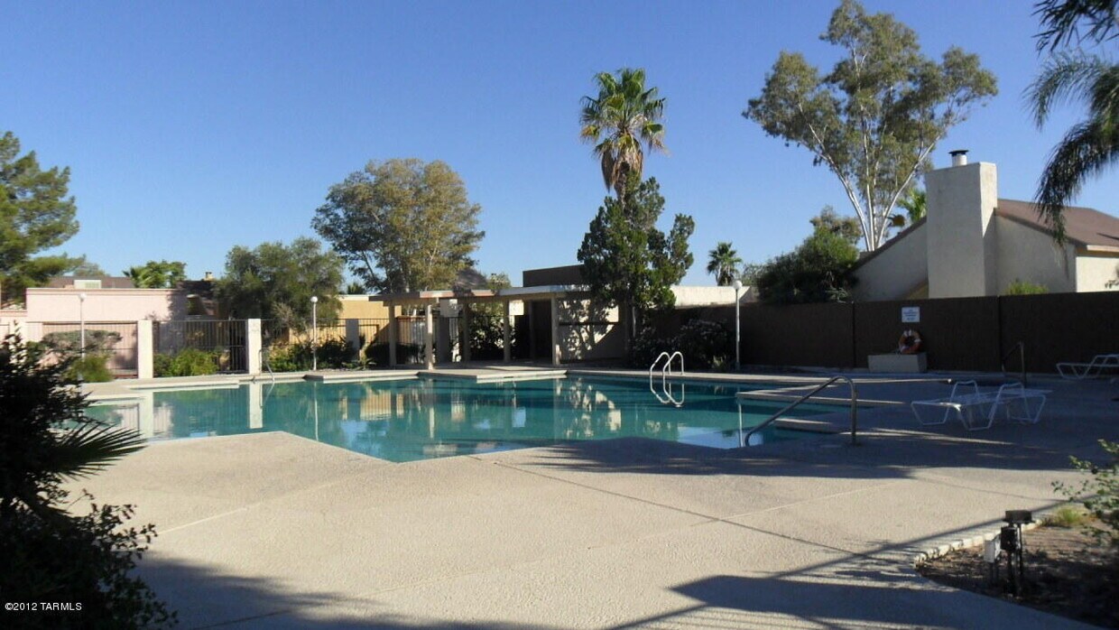 Foto del edificio - CHARMING & AFFORDABLE  2 BEDROOM SOUTHWEST TOWNHOME