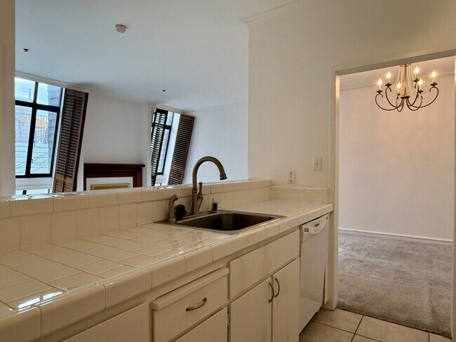 Foto del edificio - Top Floor Condo in Nob Hill
