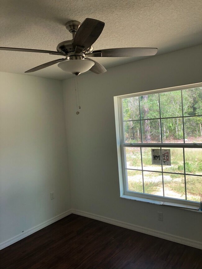 Foto del edificio - 3 bedroom, 2 bath, 2 car garage home on a ...