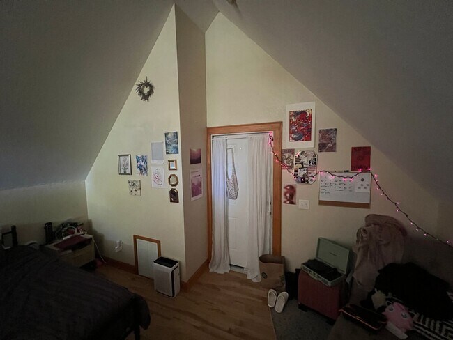 Foto del edificio - Spacious Three Bedroom Upper with Lofted Bonus Space on Milwaukee’s Upper East Side