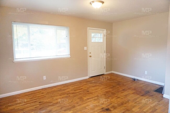 Building Photo - 1013 Castlerock Dr