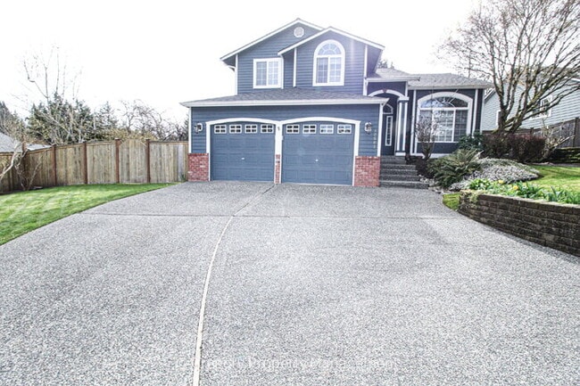 Foto del edificio - Well Maintained 1st Time Rental 4bed 3bath 2 Car 2076sf New Paint. Huge Fenced Backyard A/C