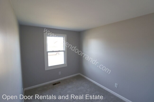 Building Photo - 3 br, 1 bath House - 814 Larch Lane
