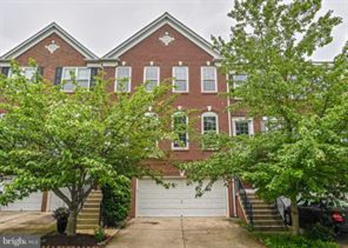 Foto principal - Updated Faircrest 4 BD 3.5 BA Townhome