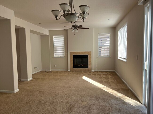 Foto del edificio - Low-Maintenance 3BR/3BA Home in Elk Grove – Walking Distance to Shops & Restaurants