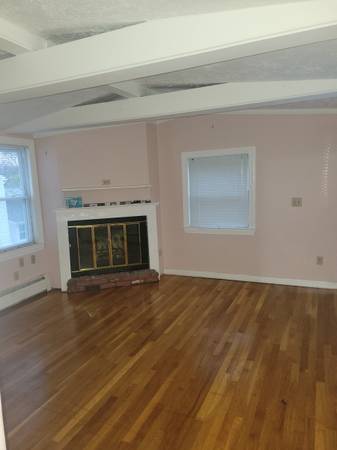 Building Photo - 295 Maple St