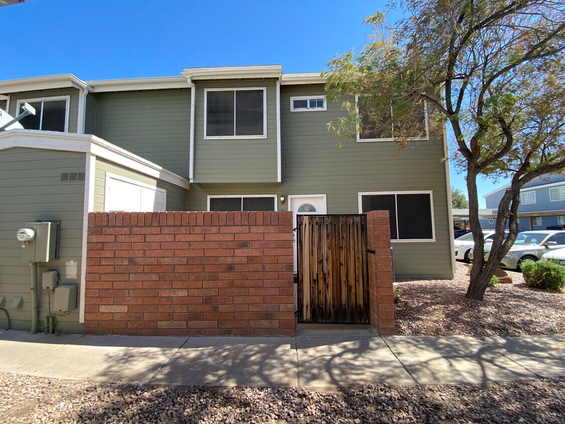 Primary Photo - 2301 E University Dr
