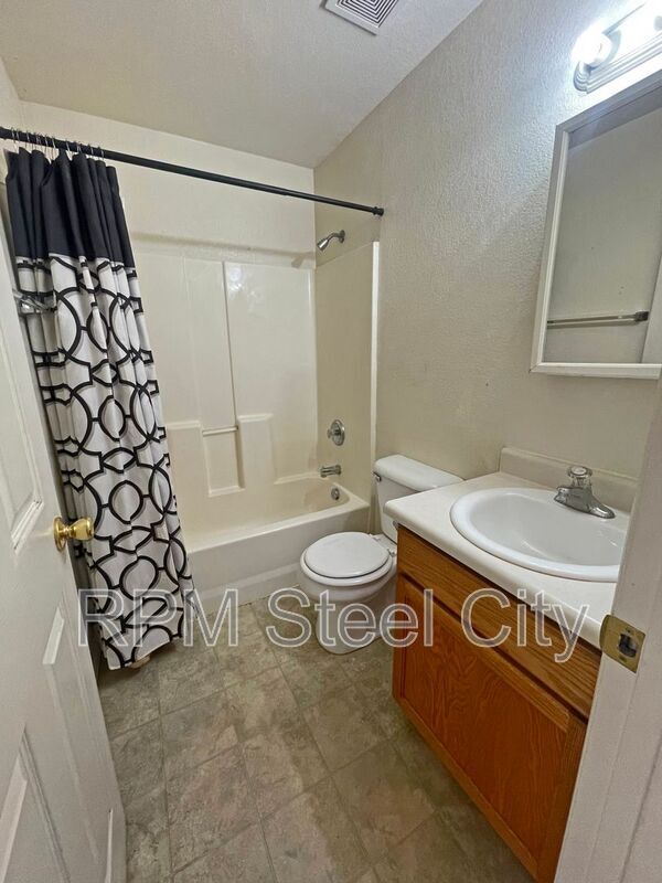 Foto del edificio - 1717 Oakshire Ln