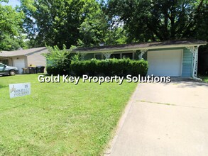 Building Photo - 2831 Brentwood Dr