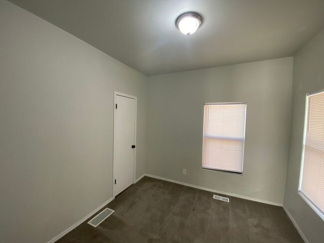 Foto del edificio - $500 MOVE-IN SPECIAL. Adorable yet Modern ...