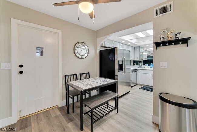Foto del edificio - 900 Willow Tree Dr