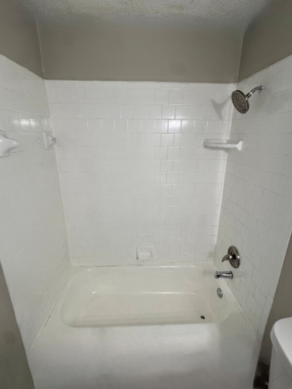 Foto del edificio - 6101 Parkwood Dr