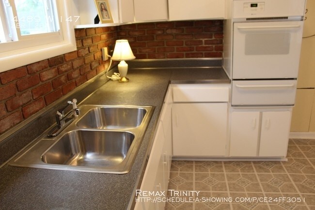 Foto del edificio - 4489 W 147th St
