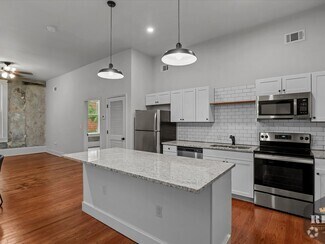 Building Photo - 212 7th St
