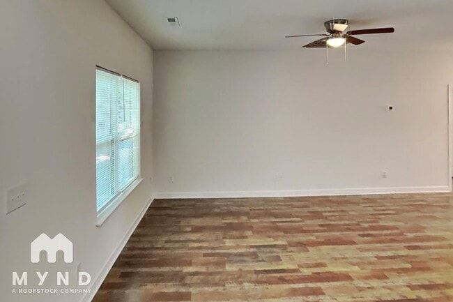 Building Photo - 922 W Davidson Ave