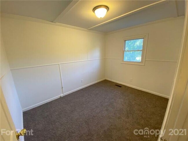 Building Photo - Belmont Bungalow  close to everything