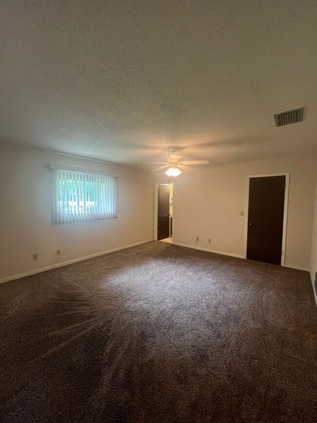 Building Photo - 2 Bedroom 2 Bathroom Home on the Golf Course