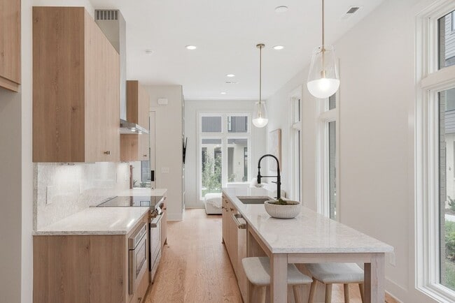 Stunning End Unit Townhome in Salemtown - Stunning End Unit Townhome in Salemtown