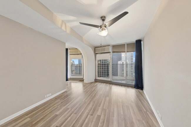 Foto del edificio - 300 N State St