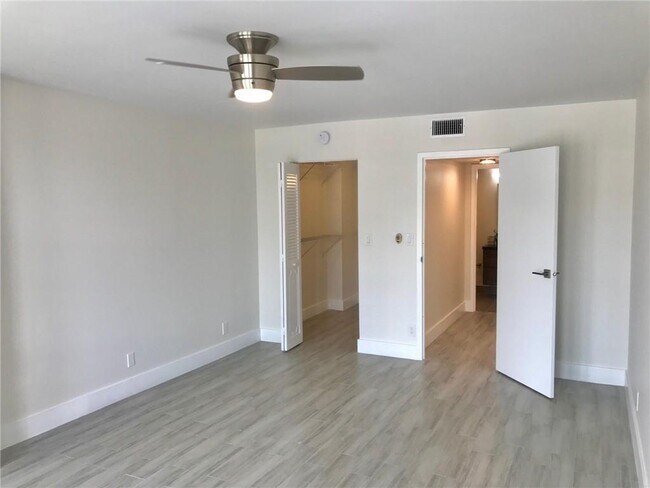 Building Photo - 1000 Parkview Dr