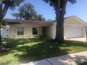 Building Photo - 6854 Circle Creek Dr