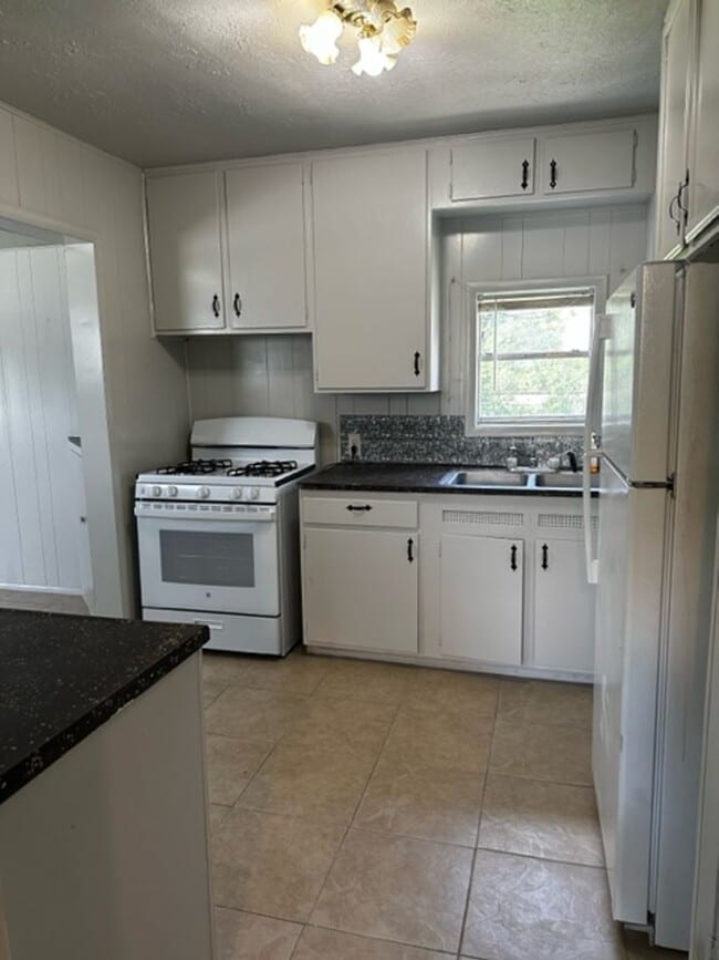 Building Photo - 402 Newton St