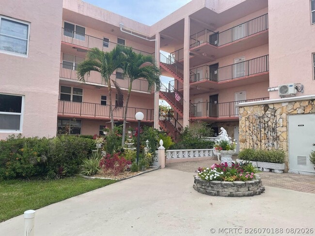 Building Photo - 2851 Somerset Dr