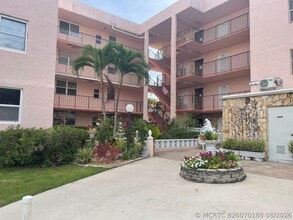 Building Photo - 2851 Somerset Dr