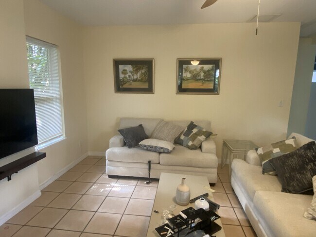 Sala de estar al revés - 2506 Formosa Ave