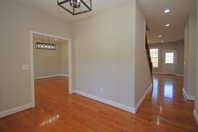 Building Photo - 2060 Willow Hill Dr