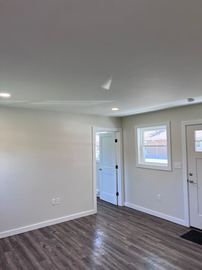 Building Photo - FREE 1 MONTH RENT!! Beautifully remodeled and completed 1 bedroom