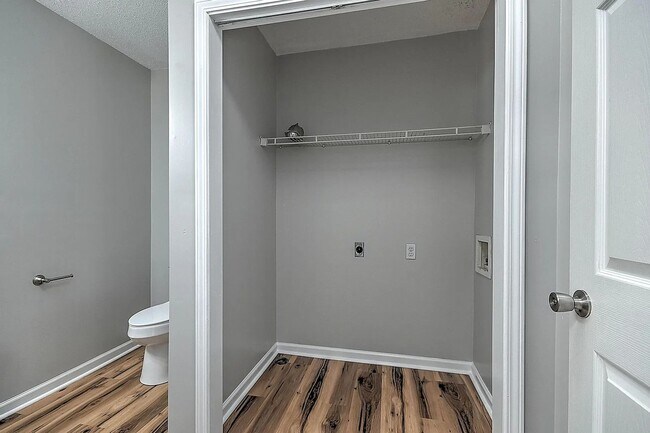Foto del edificio - Charming Renovated 2 bedroom/ 3 bath Townhome Near Bristol Country Club – Prime Location!