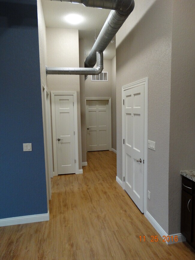 Foto del edificio - 211 E 2nd St