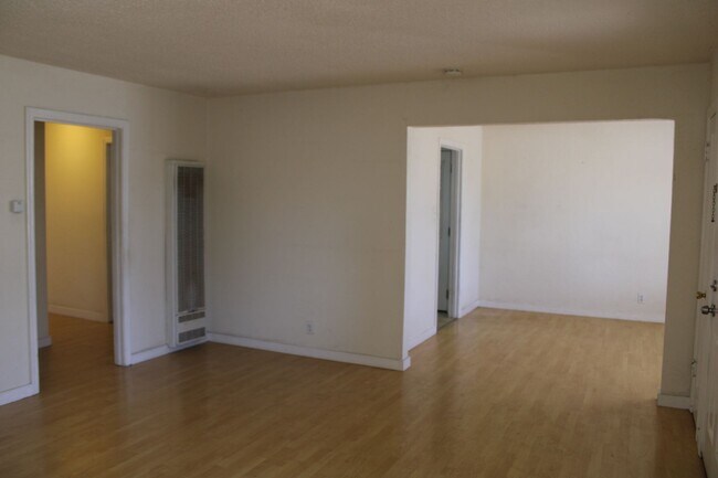 Foto del edificio - ***COMING SOON*** Three Bedroom, 1 1/2 Bathroom House with 2 Garages and Side Yard Access in Pitt...
